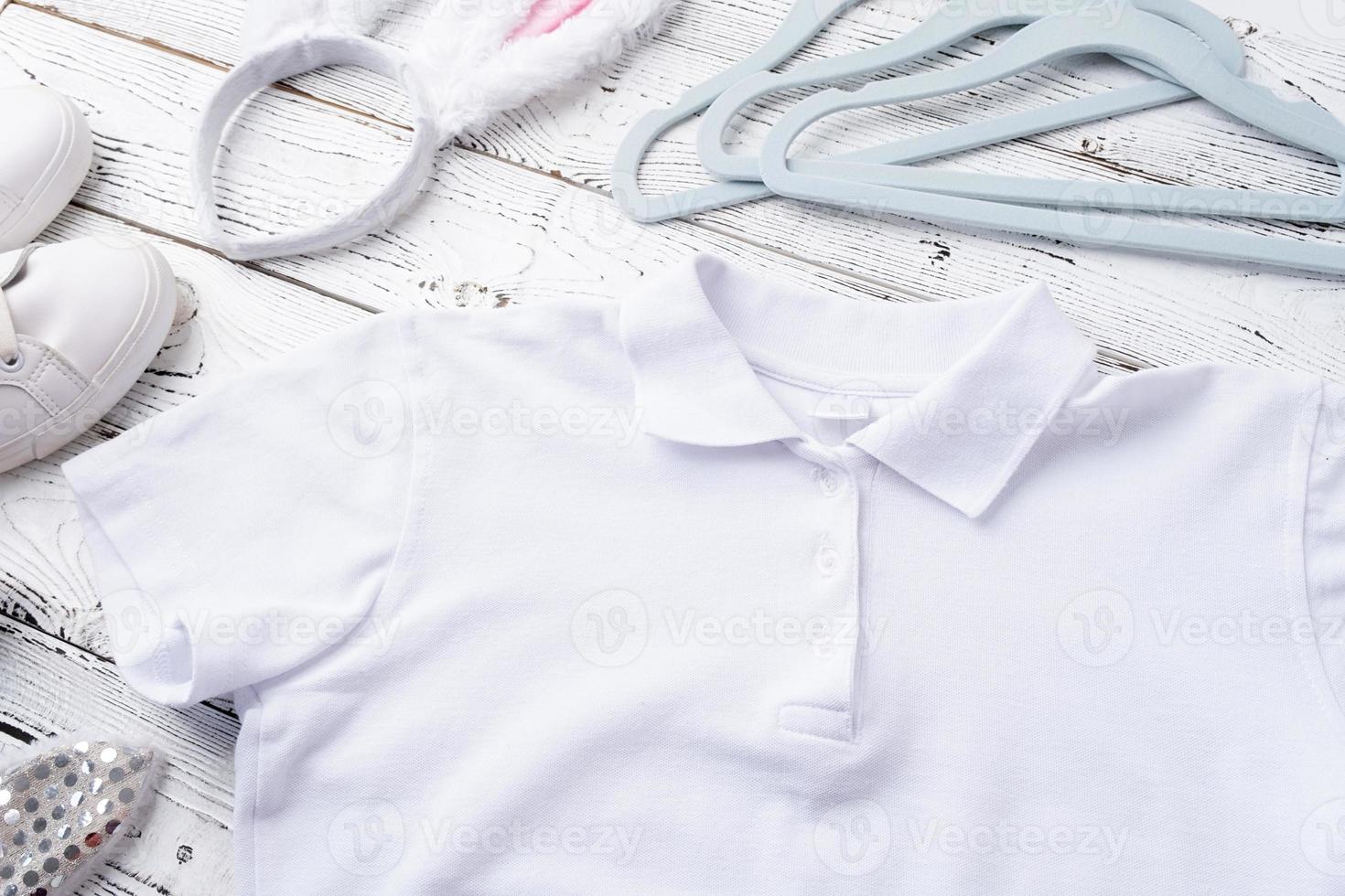 blanco polo camisa y conejito orejas para Bosquejo diseño foto