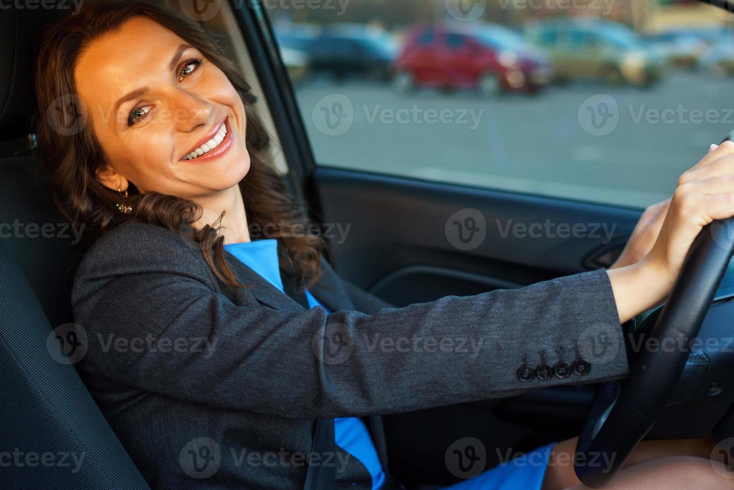 mujer se sienta en un coche en un estacionamiento cerca un compras centrar foto