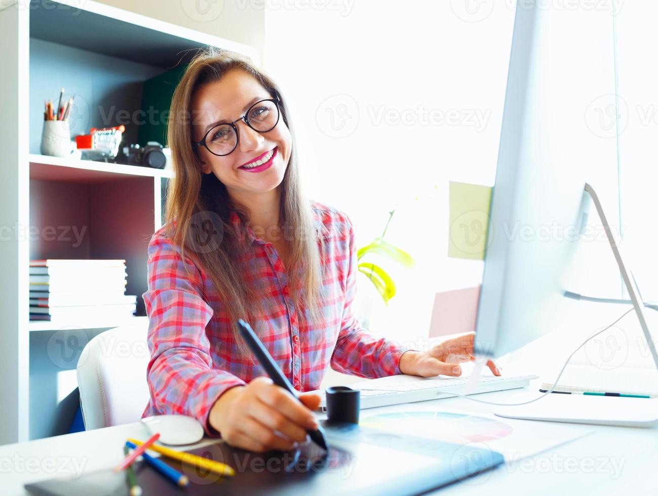 gráfico diseñador dibujo alguna cosa en gráfico tableta a el trabajo sitio foto