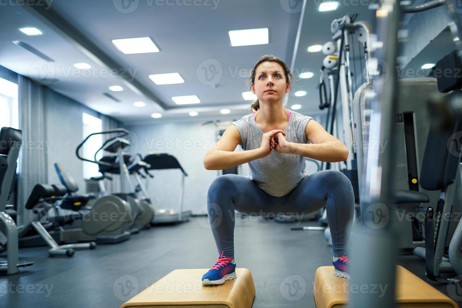 mujer en el gimnasio haciendo deporte ejercicios foto