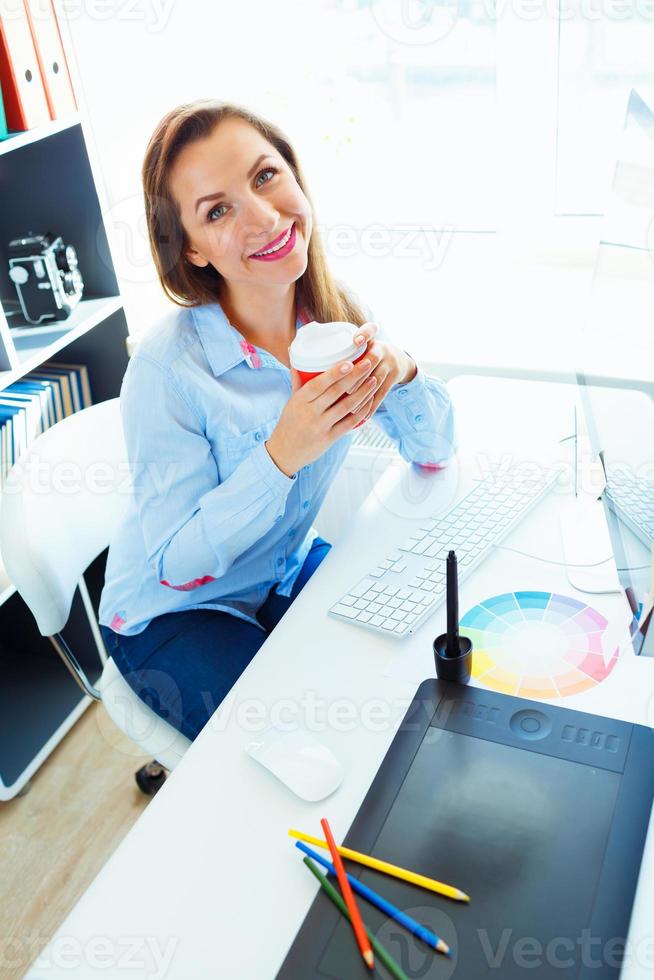 hermosa negocio mujer trabajando a el hogar oficina foto