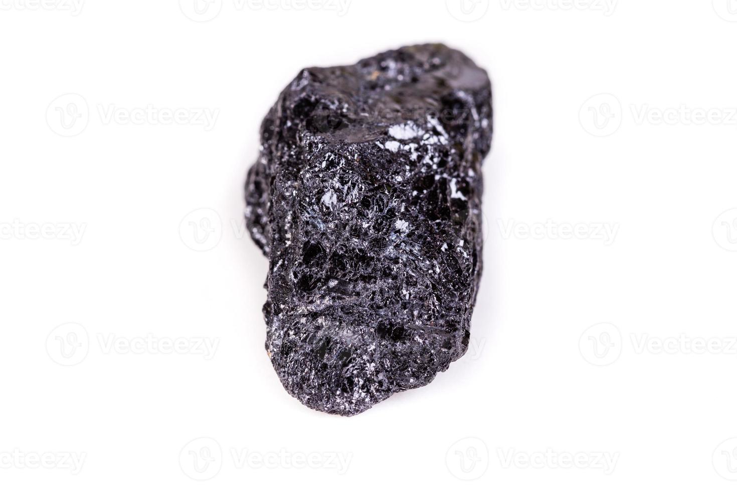 macro mineral Roca Alazán - negro turmalina en blanco antecedentes foto
