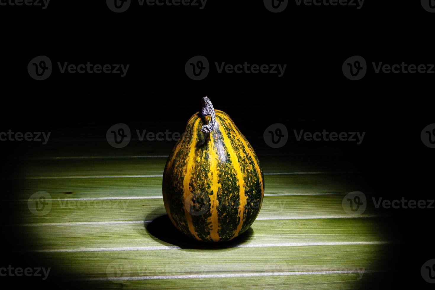 decorativo calabaza en un oscuro antecedentes foto