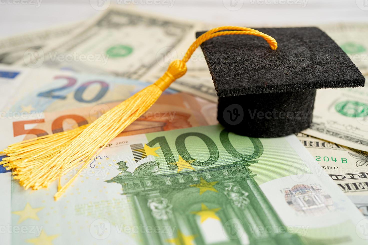 Sombrero de brecha de graduación en billetes de euro y dólar estadounidense, concepto de enseñanza de aprendizaje de tarifa de estudio de educación. foto