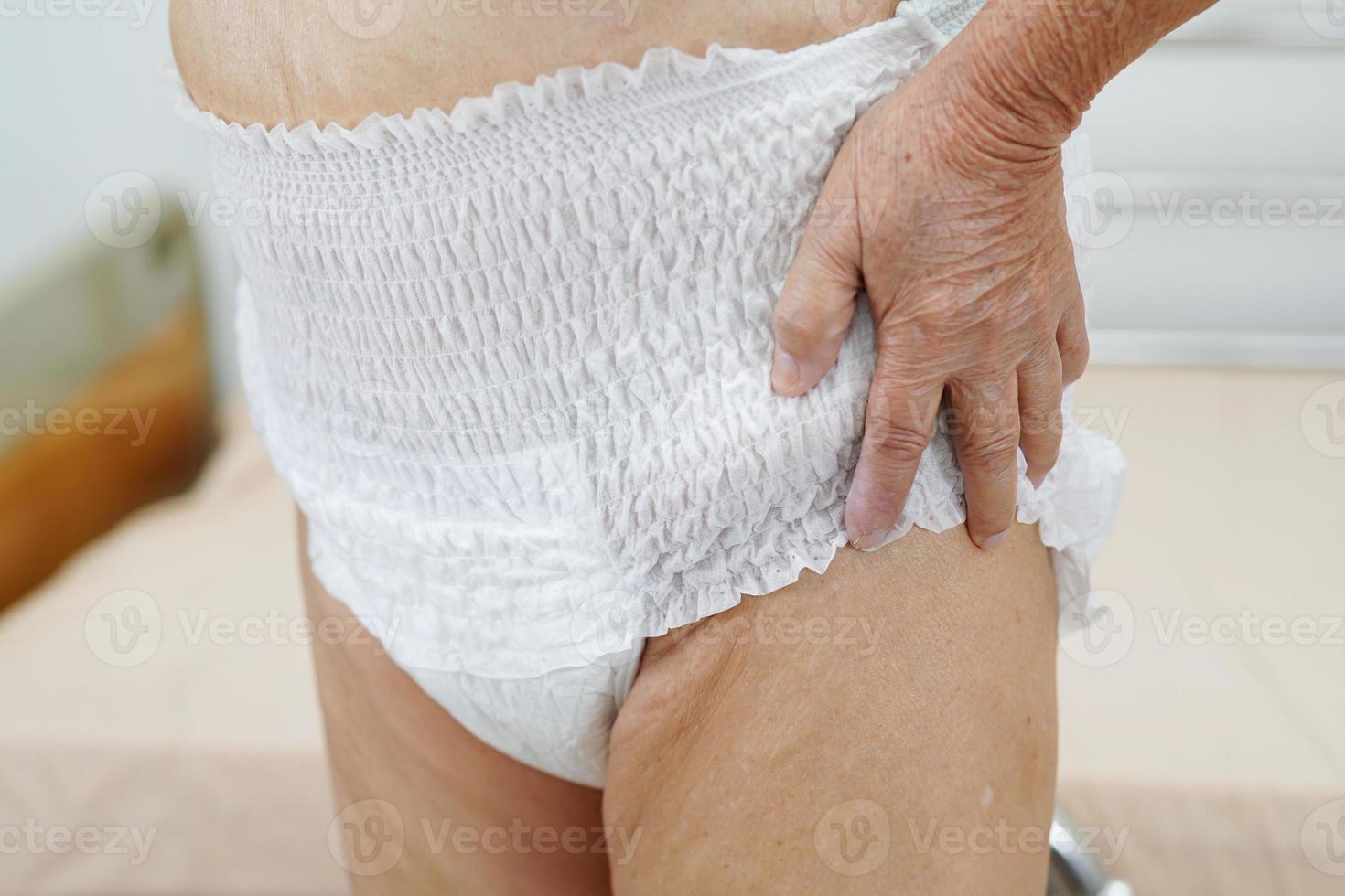 anciana asiática anciana paciente con pañal de incontinencia para adultos en el hospital. foto