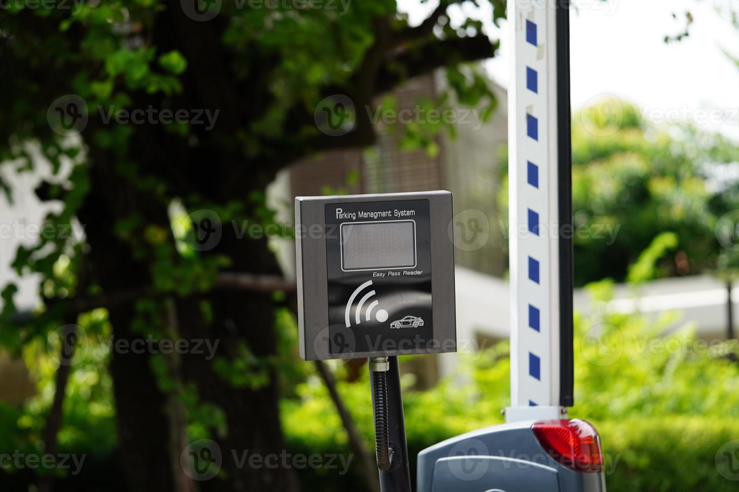 barrera automática, puerta de barrera, sistema de aparcamiento instalado frente al pueblo, concepto de sistema de seguridad. foto