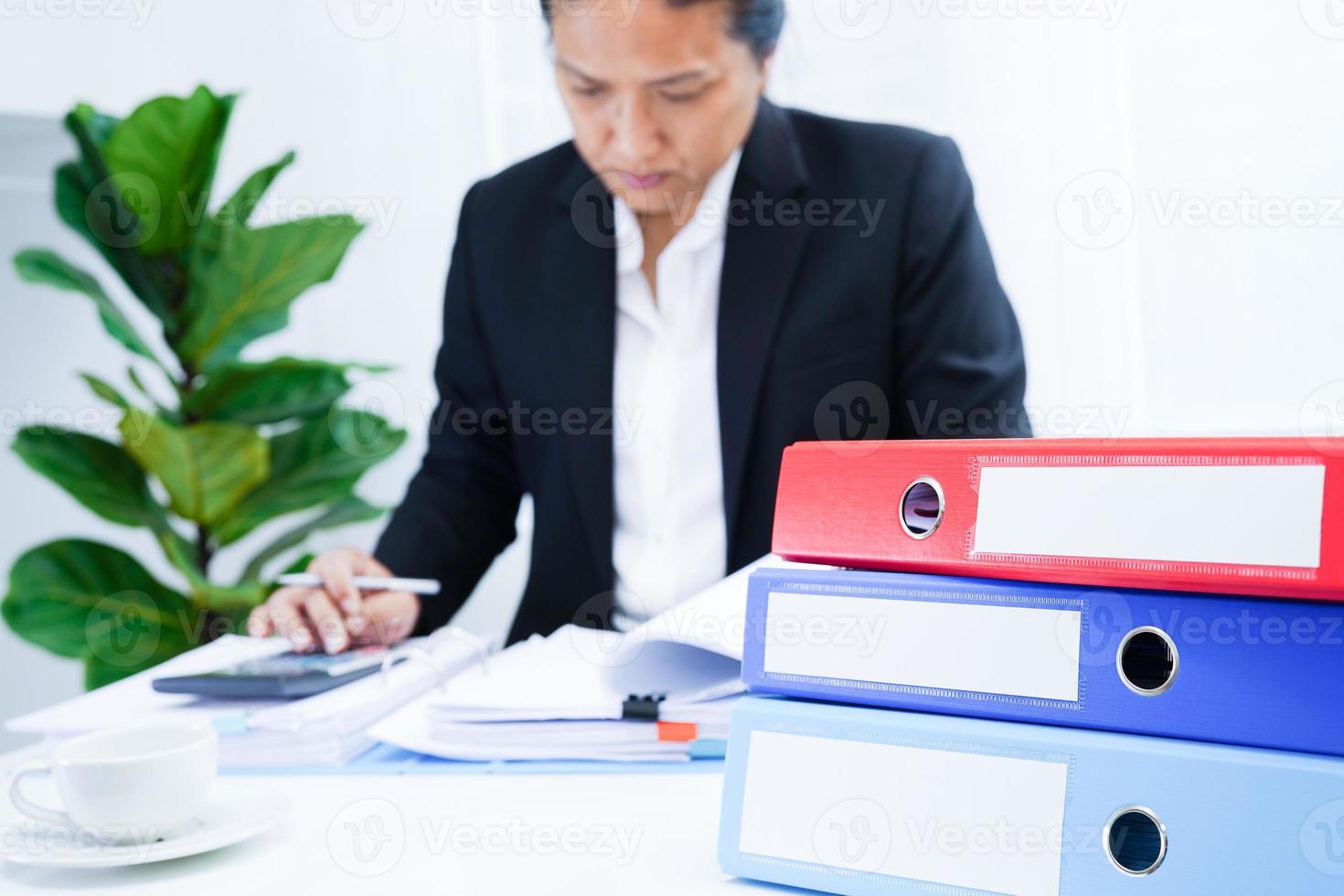 mujer de negocios ocupada trabajando con documentos en la oficina. foto