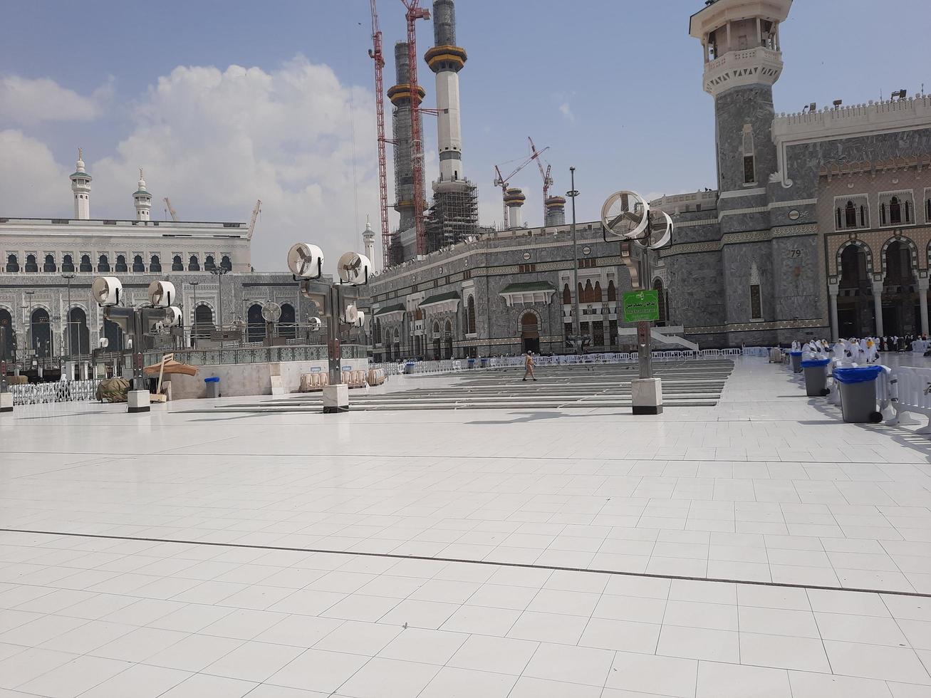 la meca, saudi arabia, marzo 2023 - un hermosa ver de el exterior patio y minaretes de Rey fahd portón bebé fahad a masjid Alabama haram en la meca. foto