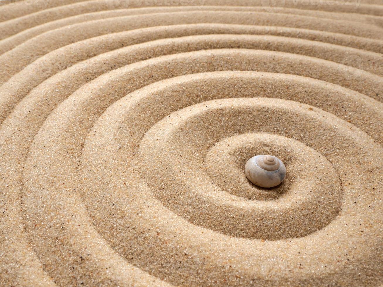 el concepto de verano, descansar. parte superior ver de un arenoso antecedentes con dunas. el zen concepto. un espiral dibujado en el arena foto