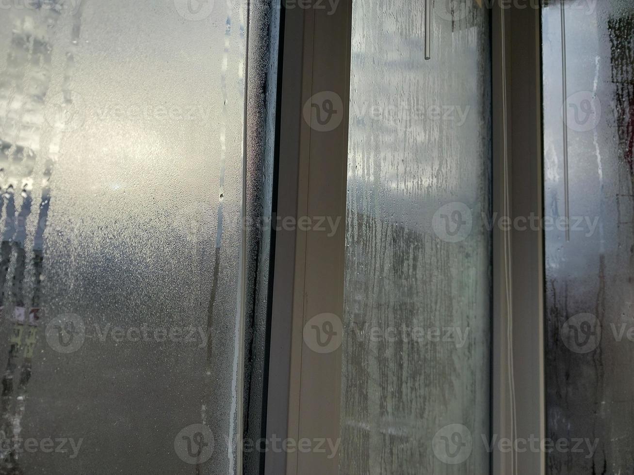 empañado vaso desde el evaporación de humedad en el balcón foto