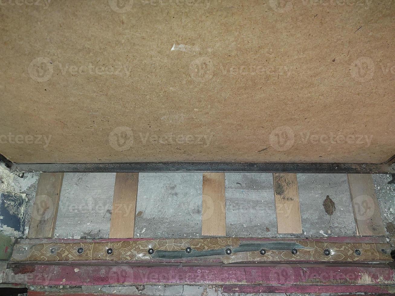 Insulation of the threshold of the front door of the apartment photo