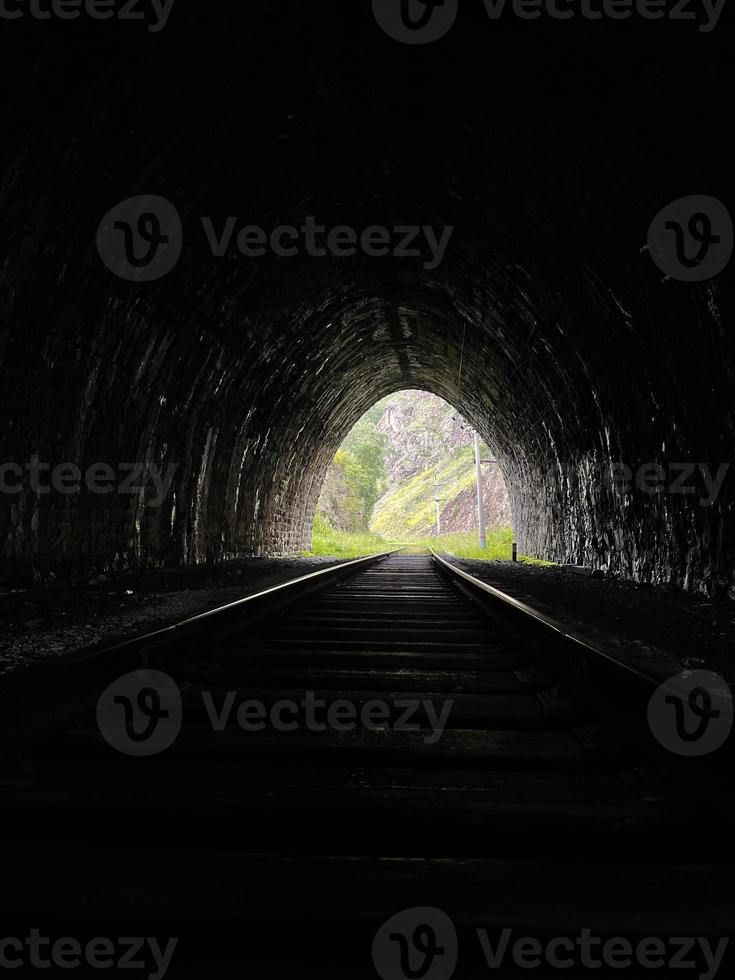 ligero a el final de el túnel, salida desde el oscuro ferrocarril túnel foto