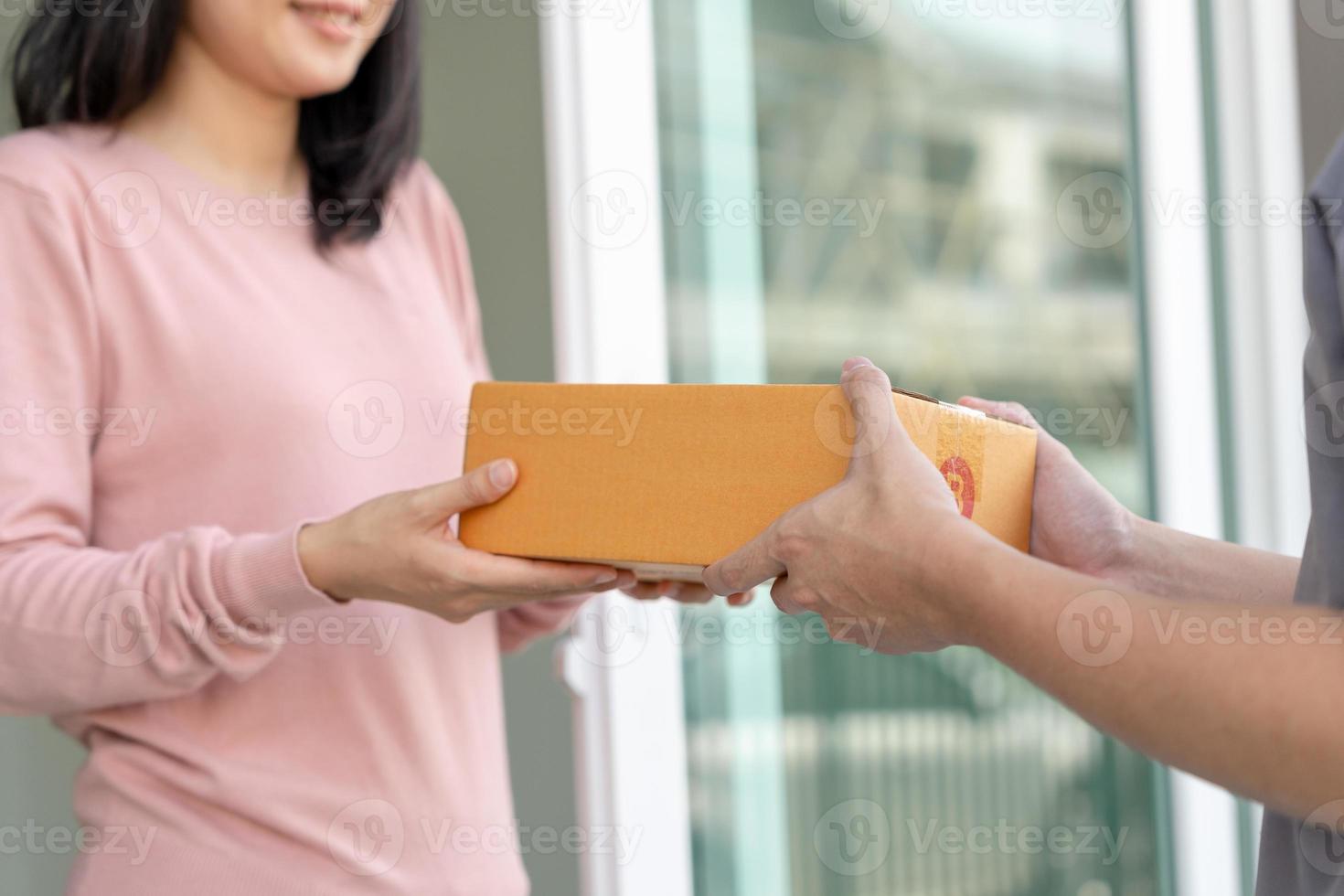 contento sonriente mujer recibe cajas paquete o empaquetar desde mensajero en frente casa. entrega hombre enviar entregar expresar. en línea compras, papel contenedores, llevar, cartero, entrega servicio, paquetes foto