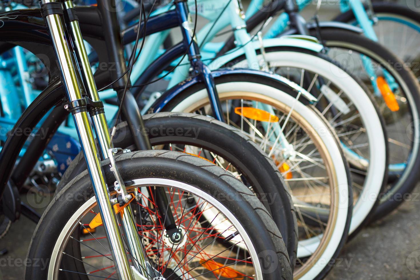 rueda detalle de un grupo de bicicletas en estacionamiento foto