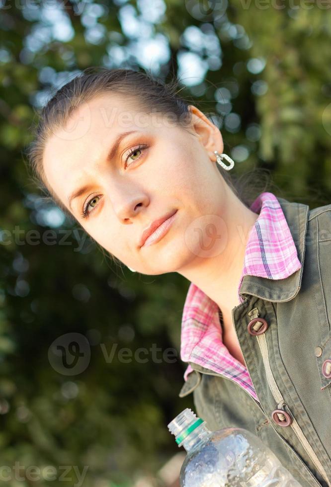 retrato de joven mujer con un agua botella foto