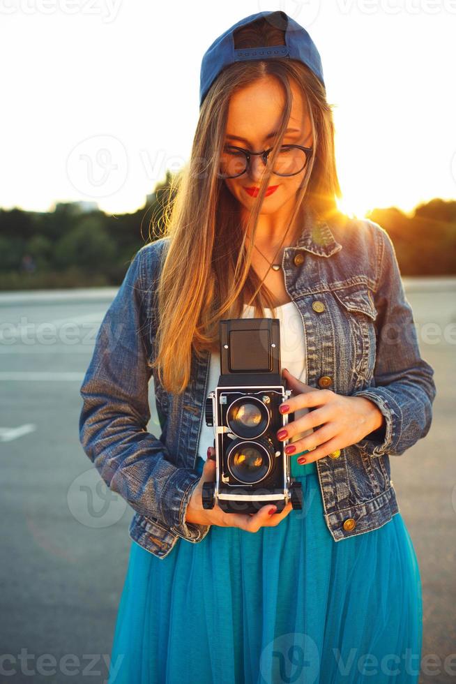 verano estilo de vida retrato de hipster niña con antiguo cámara foto