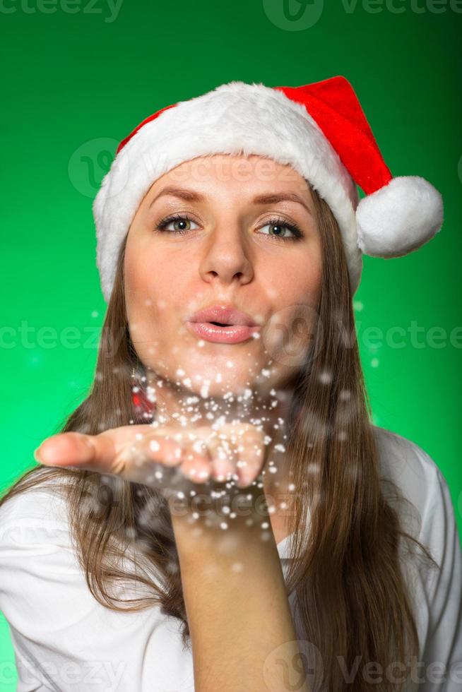 niña en un Navidad sombrero y copos de nieve foto