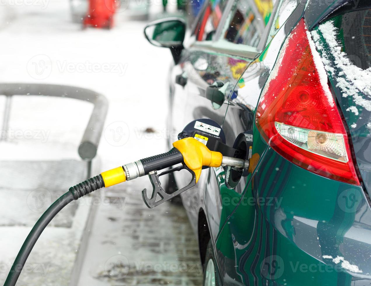 coche repostaje en un gasolina estación en invierno cerca arriba foto