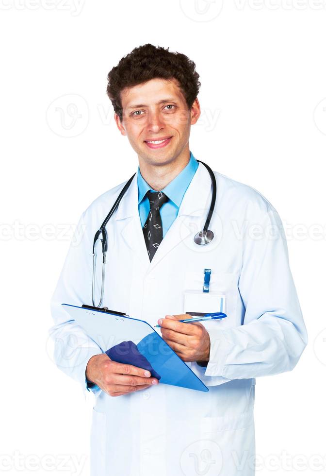 retrato de sonriente joven masculino médico escritura en un del paciente médico gráfico en blanco foto