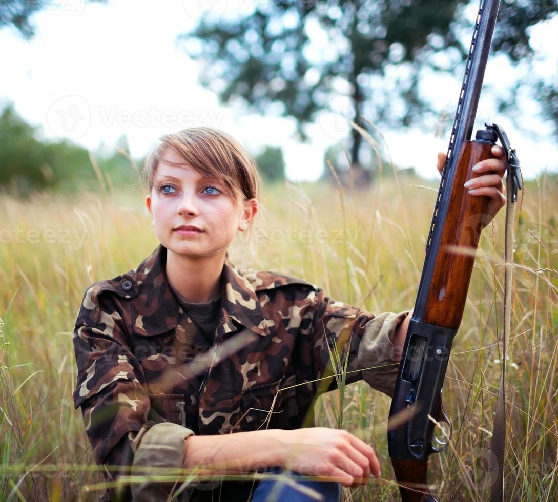 joven hermosa niña con un escopeta foto