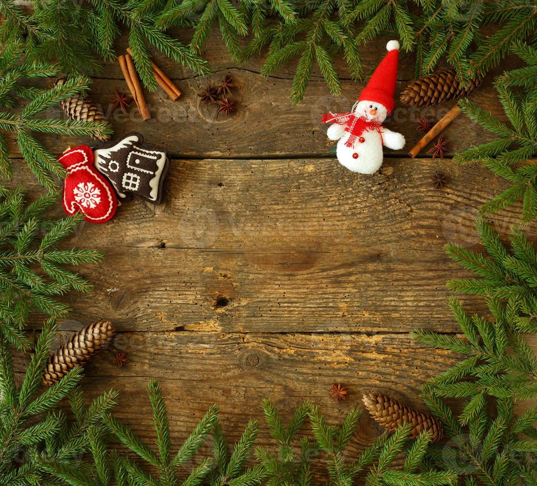 Navidad árbol rama con conos, canela, díctamo y Navidad decoraciones en de madera antecedentes con copyspace foto