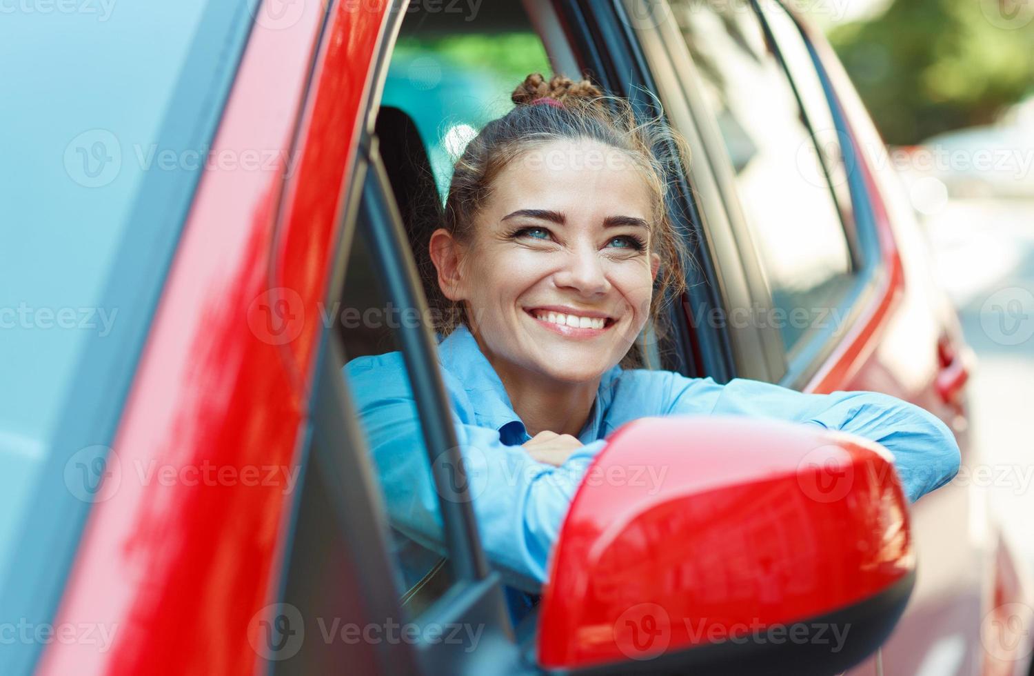 sonriente mujer conducción su coche foto