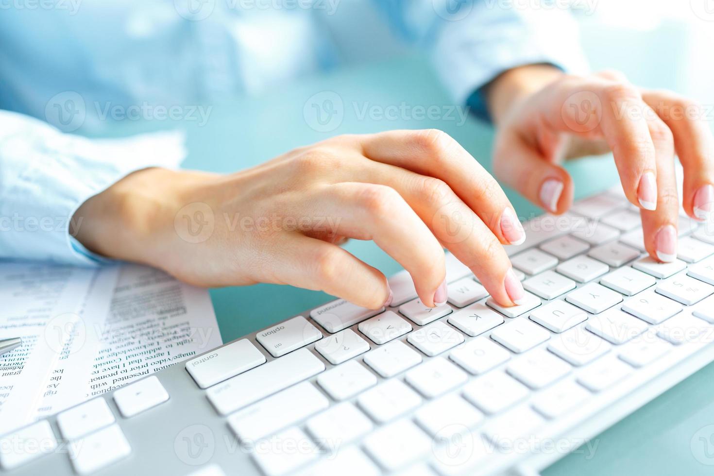 mujer oficina trabajador mecanografía en el teclado foto