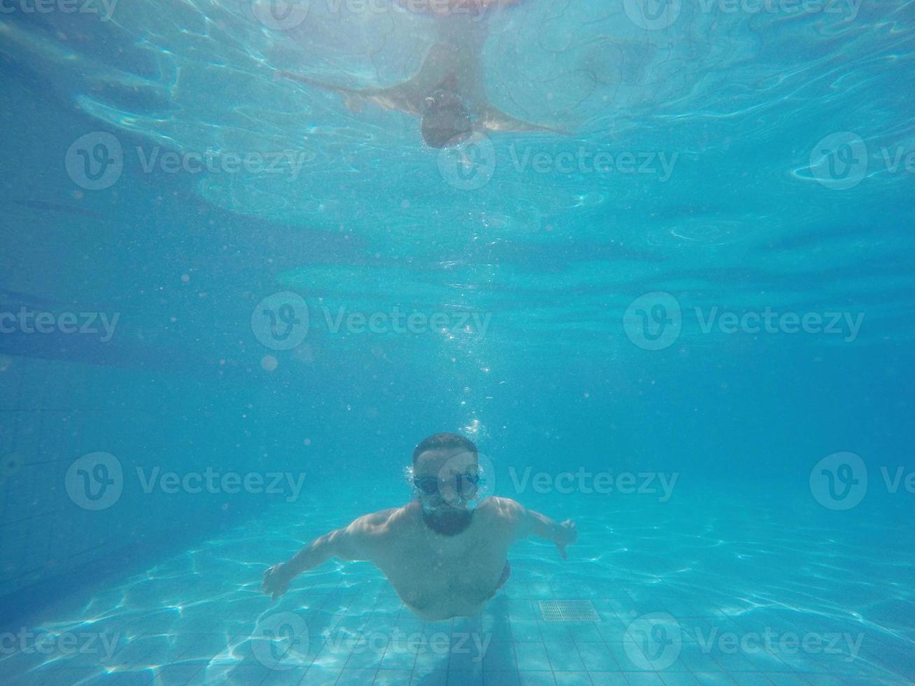 barba hombre con lentes buceo en un piscina foto