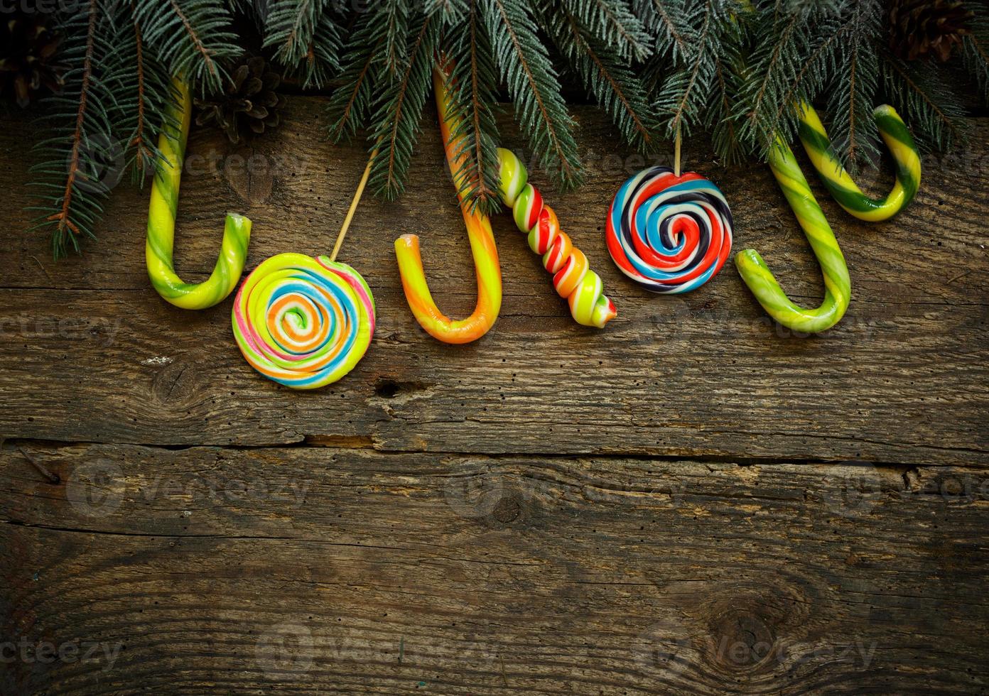 Navidad frontera con abeto árbol sucursales, pino conos y caramelo caña foto