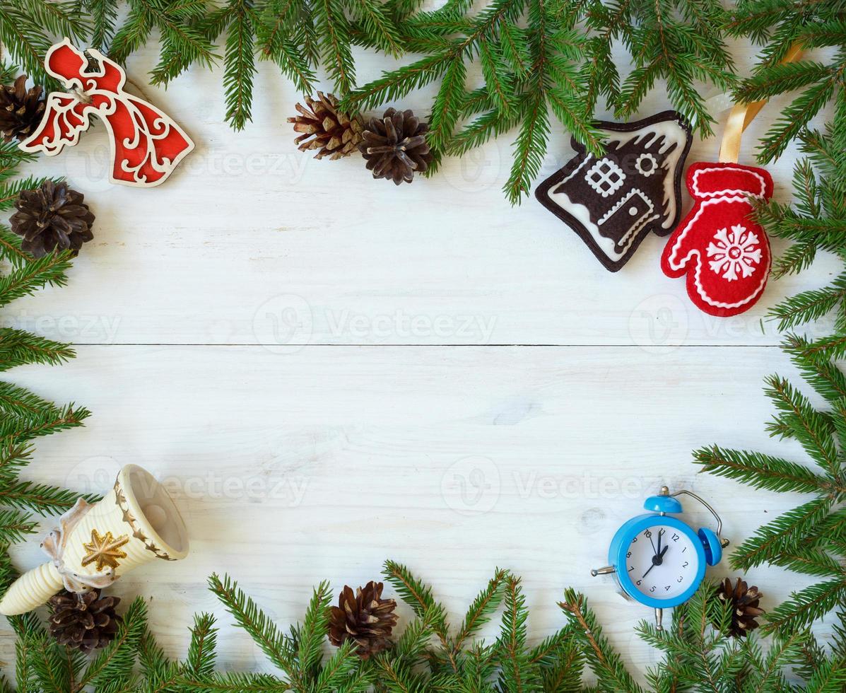 Navidad frontera con abeto árbol sucursales, Navidad decoraciones y caramelo caña en blanco de madera tableros foto