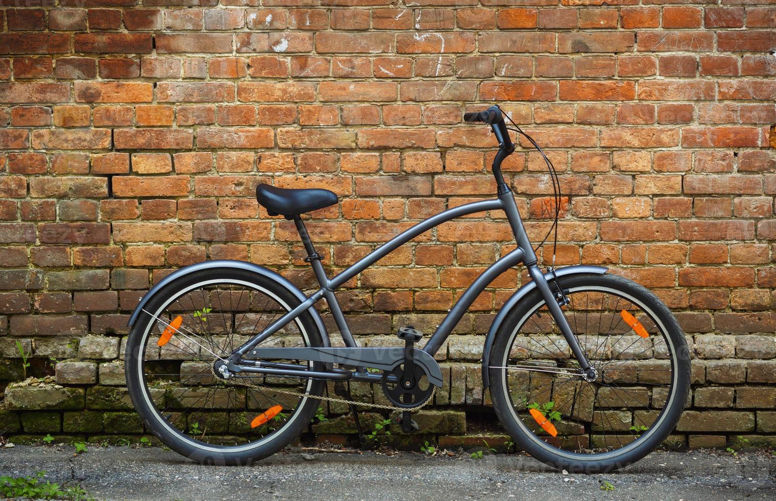 negro retro Clásico bicicleta con ladrillo pared foto