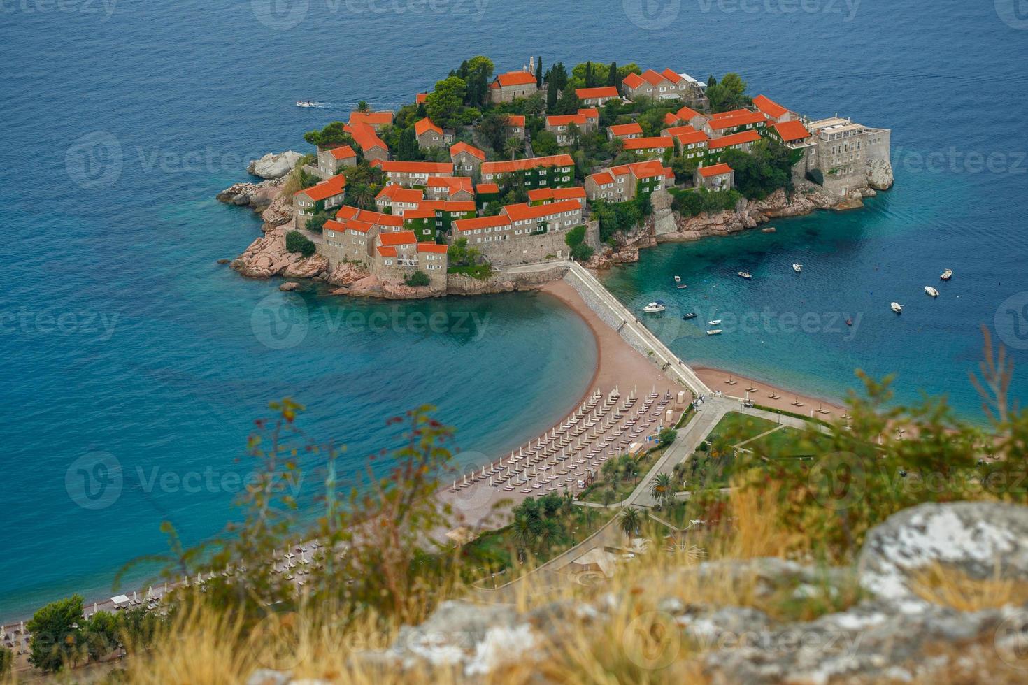 sveti stefano isla en buda, montenegro foto