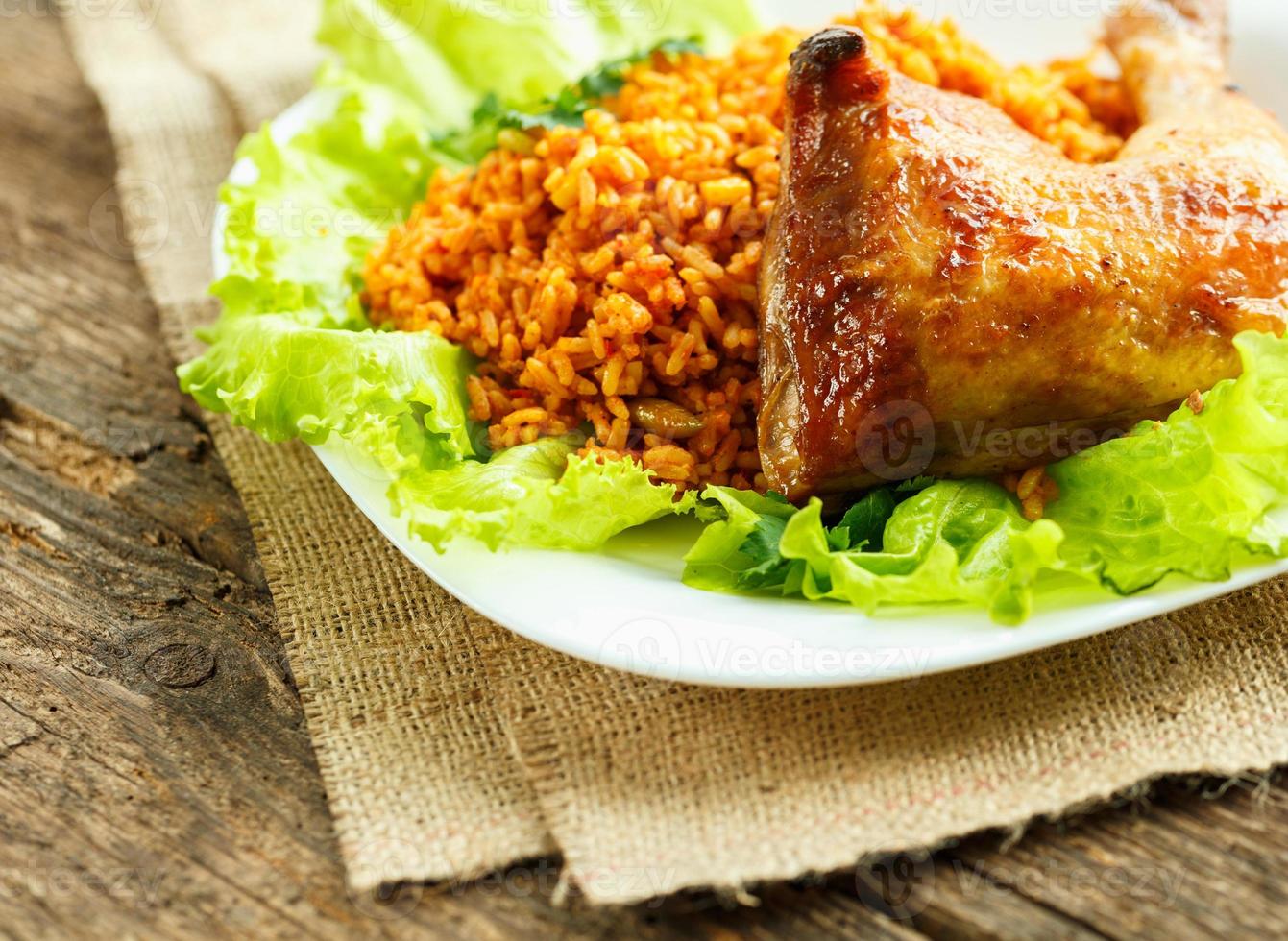 delicioso platos desde pollo muslo con arroz y ensalada hojas foto