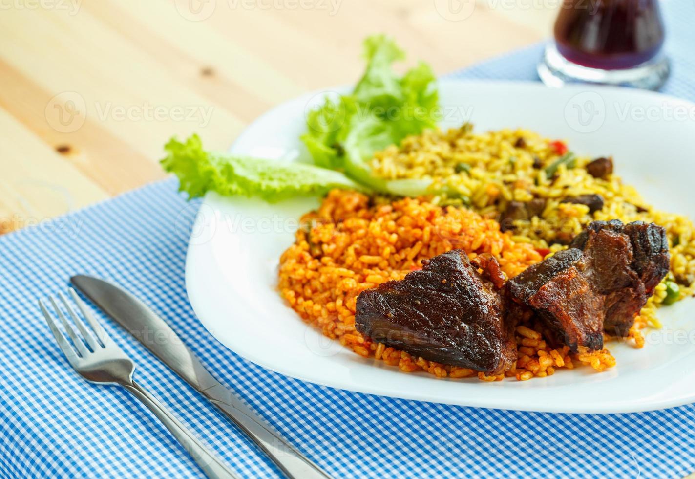 sabroso plato de asado carne de vaca con arroz y ensalada hojas foto