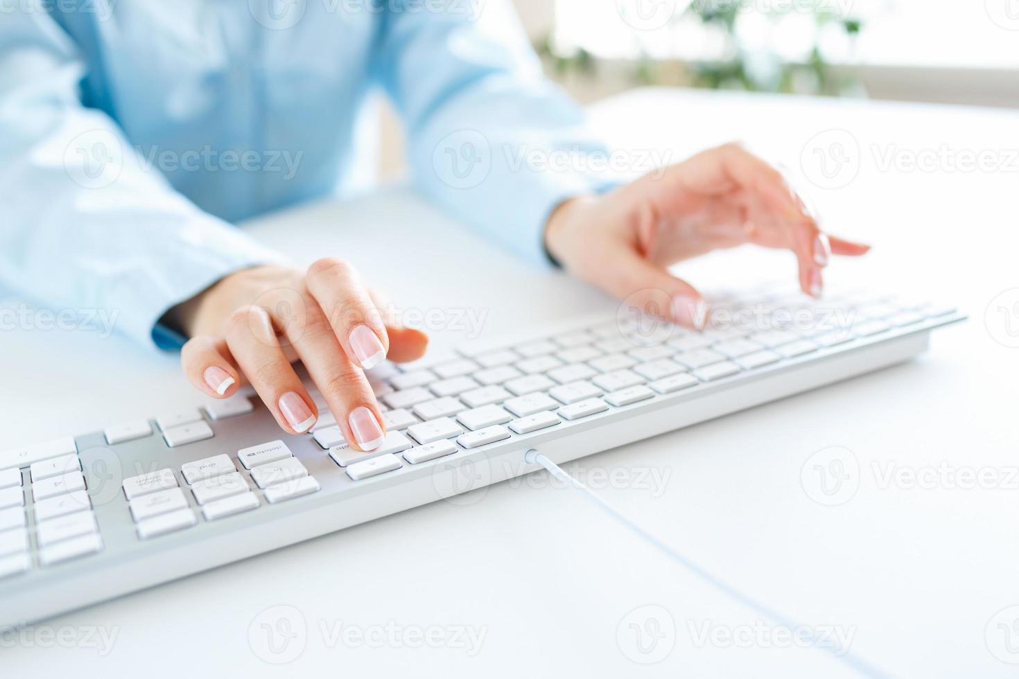mujer oficina trabajador mecanografía en el teclado foto