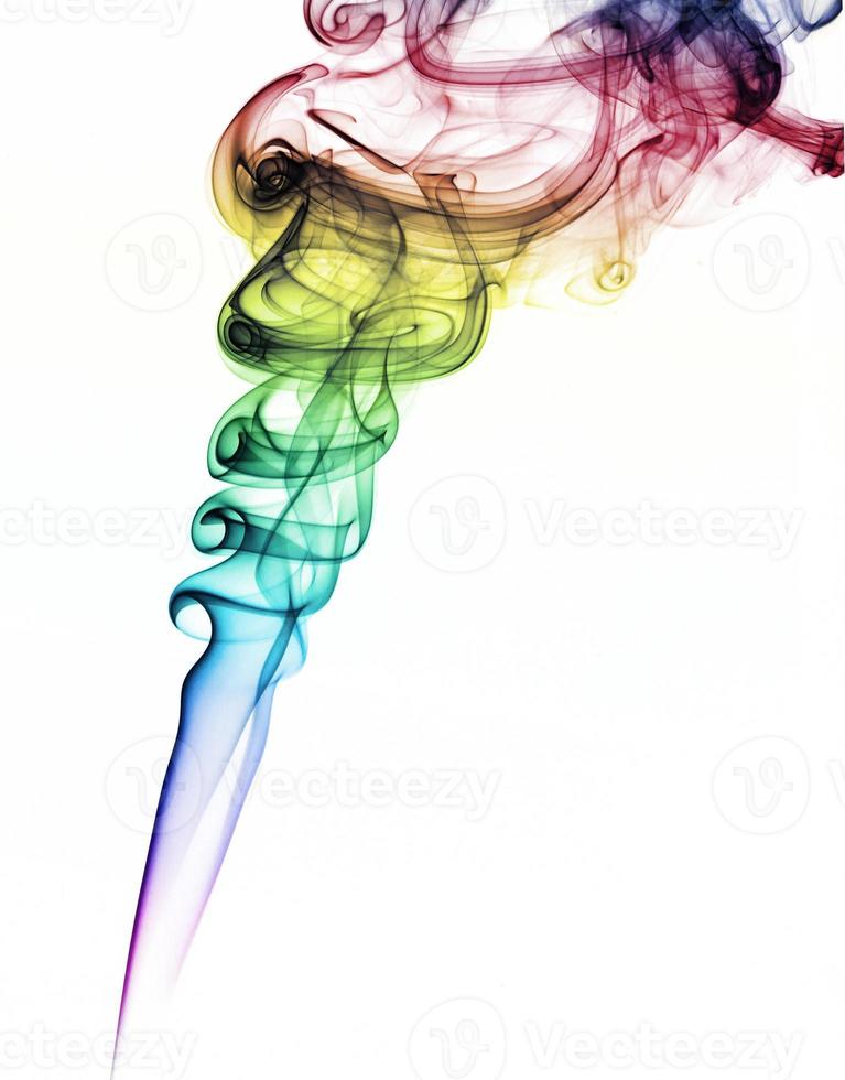 de colores fumar aislado en blanco foto