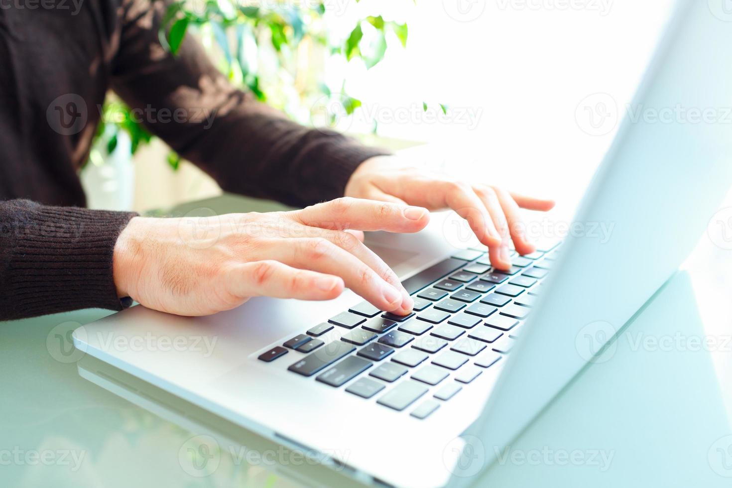 Men office worker typing on the keyboard photo