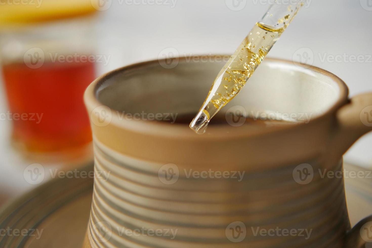 poner aceites esenciales de eucalipto en una taza de té. foto