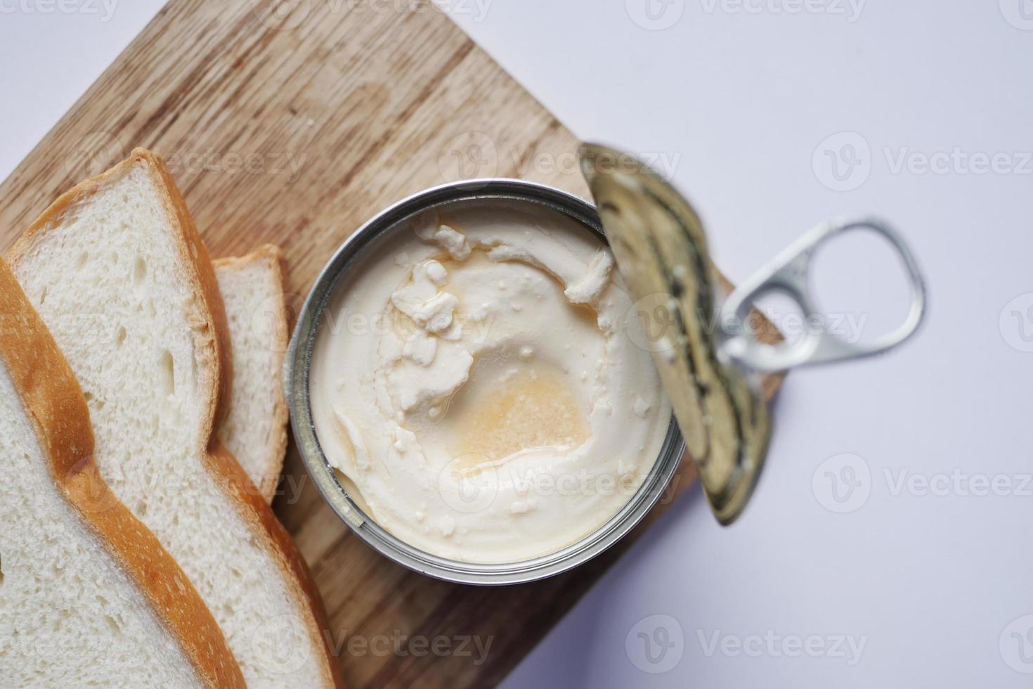 lleno crema Preservado en un estaño envase en mesa foto