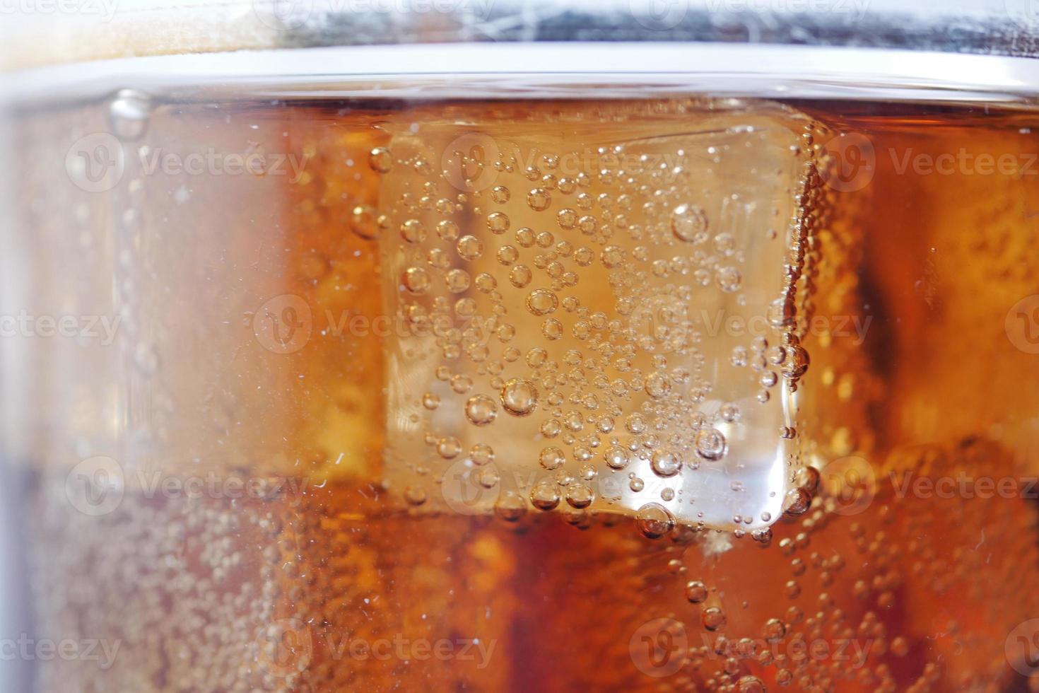 hielo goteante en frío bebidas vaso foto