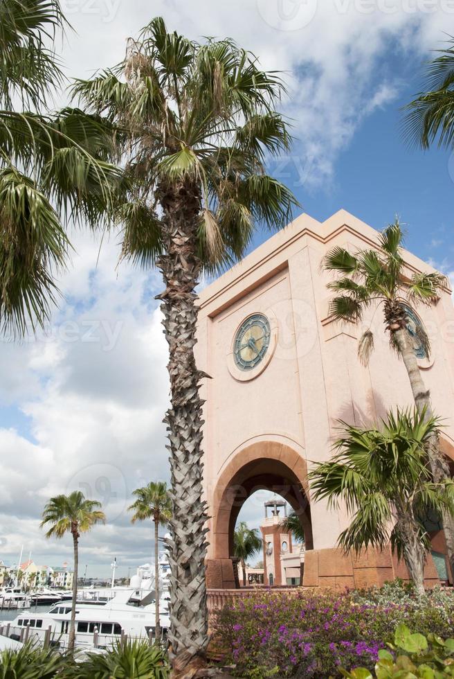 paraíso isla centro de deportes acuáticos reloj torre foto