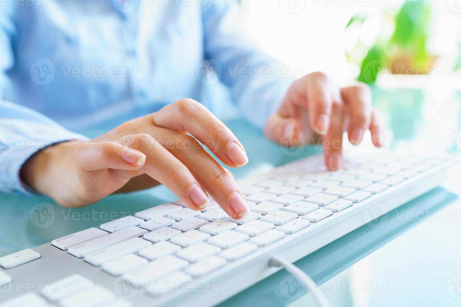 mujer oficina trabajador mecanografía en el teclado foto