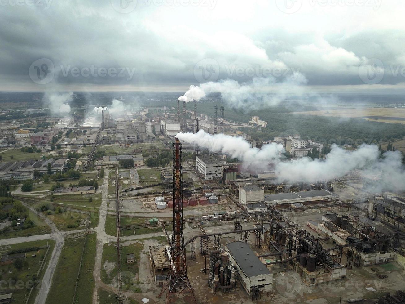 fábrica fumar apilar - petróleo refinería, petroquímico o químico planta foto