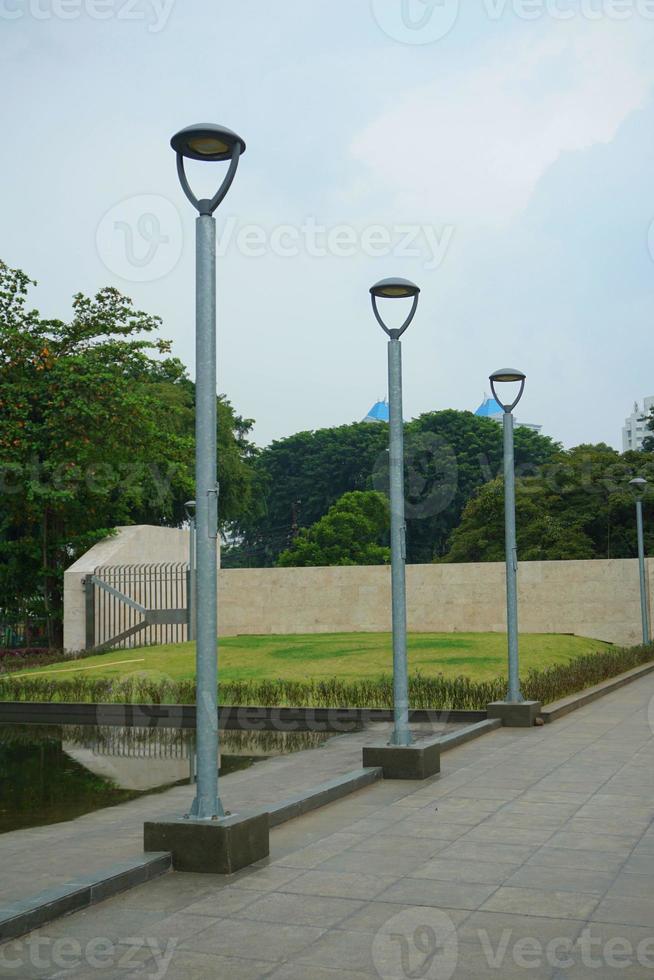 algunos Farolas en el jardín de el istiqlal mezquita son plata color. Decorar el patio de el mezquita foto