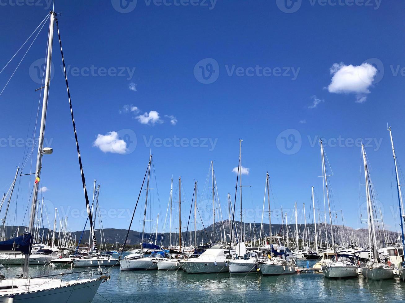 ver desde el altura de el centro de deportes acuáticos con un lote de yates y barcos - disparo desde un zumbido foto