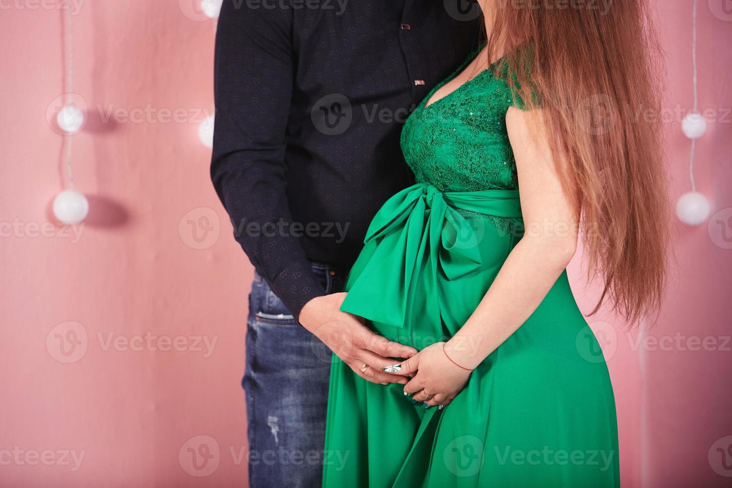 pareja joven esperando bebé abrazando el estómago. concepto de embarazo y personas foto