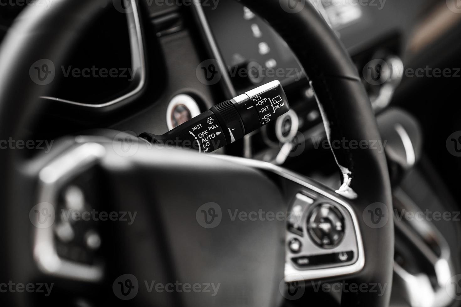 detalles del elegante interior del coche, interior de cuero foto