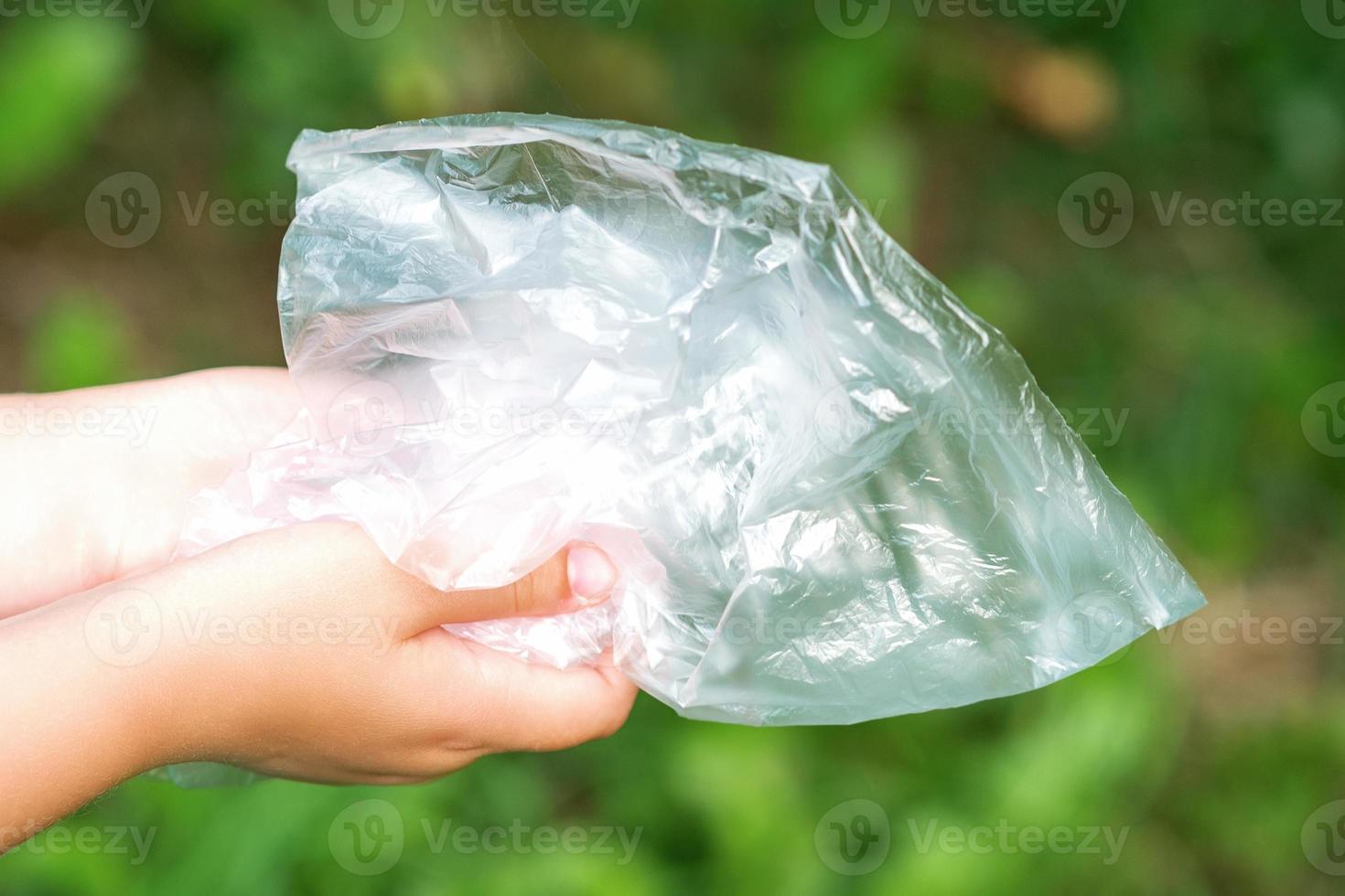 el plastico bolso en pequeño manos foto