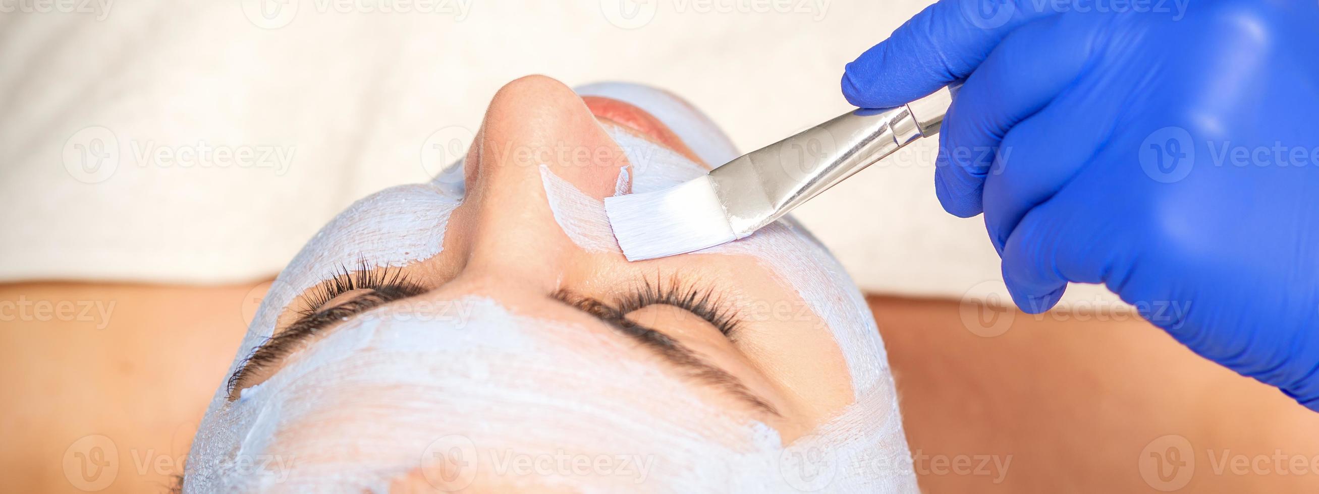 procedimiento para aplicando facial máscara foto