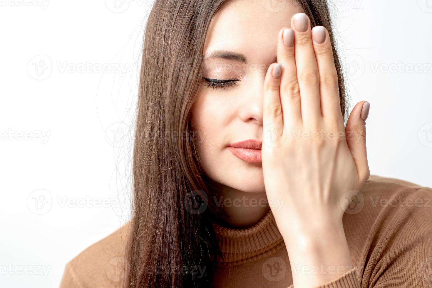 mujer con cerrado ojos cubierta uno ojo foto